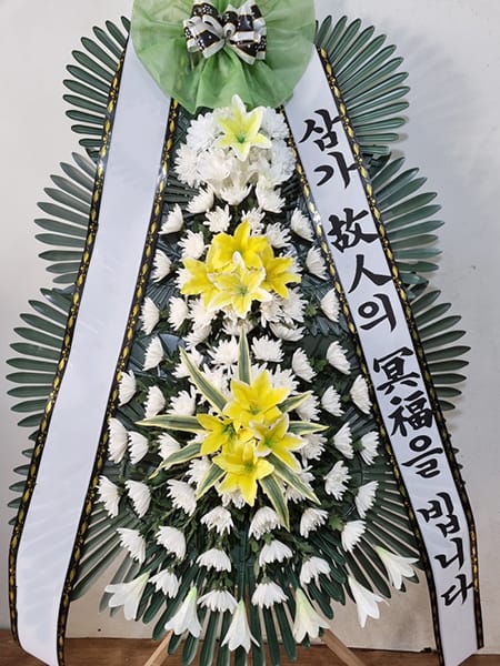 풍성하고 정갈한 디자인의 3단 화환